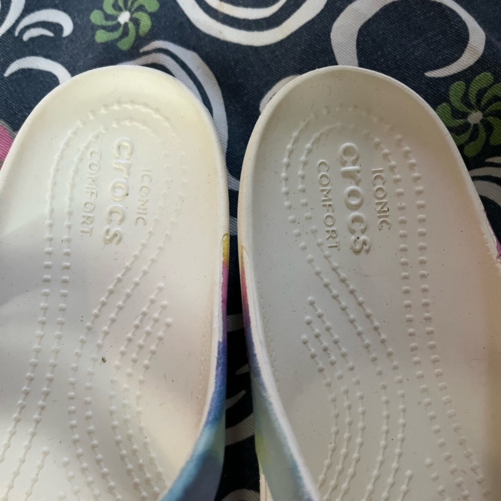 Crocs sz 6 tye dye - Picture 4 of 5
